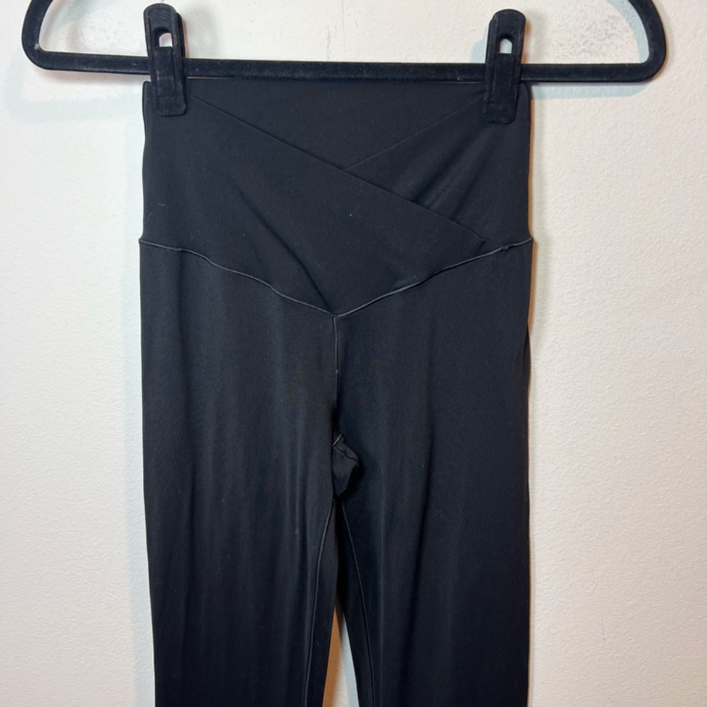 Offline By Aerie Real Me Super Flare Hi-Rise Crossover Leggings Black  Sz Medium - Picture 2 of 8